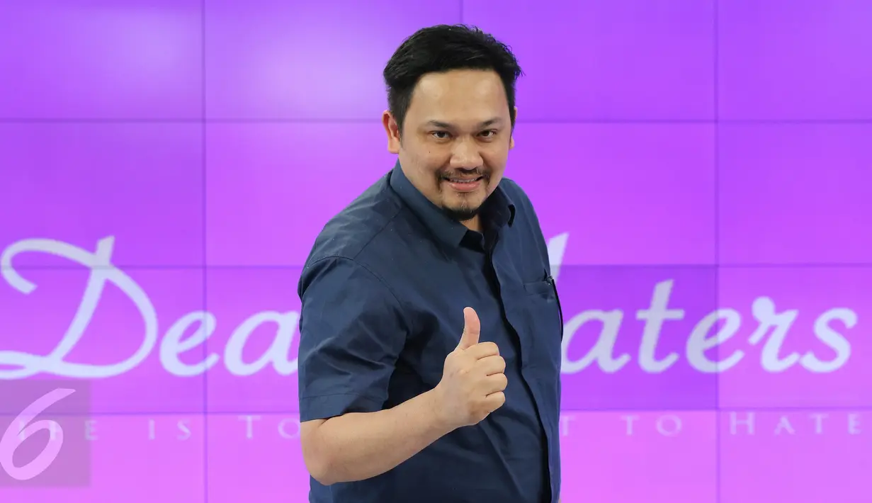 Farhat Abbas bergaya usai "Dear Haters" di SCTV Towers, Jakarta, Kamis (21/1/2016). Dalam acara tersebut, Farhat menjawab semua cibiran tentang dirinya. (Liputan6.com/Herman Zakharia)