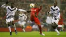 Penyerang Liverpool, Christian Benteke (tengah) Berusaha mengontrol bola dari kawalan dua pemain Bordeaux pada laga Liga Europa Grup B di Stadion Anfield, Inggris (27/11). Liverpool menang atas Bordeaux dengan skor 2-1. (Reuters/Andrew Yates)