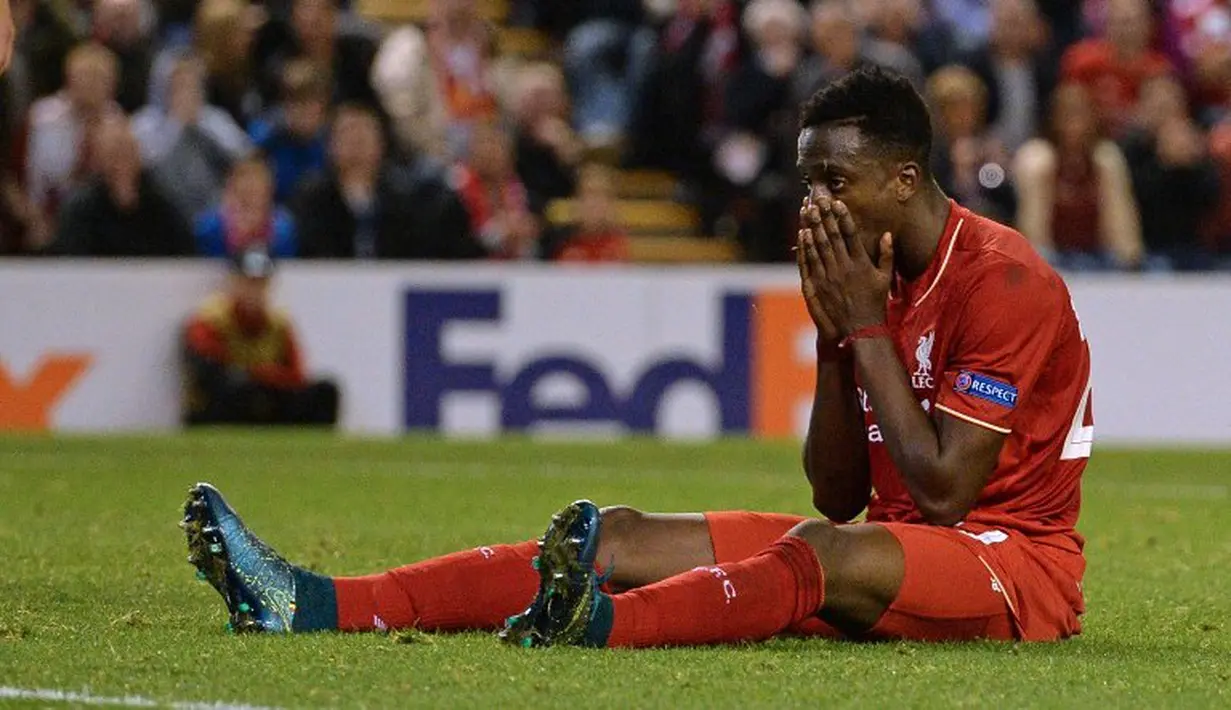 Striker Liverpool Asal Belgia Daniel Origi  kecewa setelah gagal  mencetak gol saat Liverpool menjamu FC Sion dalam lanjutan Liga Europa UEFA  grup B di Anfield, Jumat (2/10/2015. Liverpool ditahan 1-1 FC Sion. AFP Photo / Oli Scarff