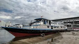 Kapal bersandar di dekat proyek pembangunan Pelabuhan Kali Adem, Muara Angke, Jakarta, Kamis (22/10/2020). Progres pembangunan Pelabuhan Kali Adem yang dimulai sejak 2019 tersebut saat ini masih mencapai 20 persen. (merdeka.com/Iqbal S. Nugroho)