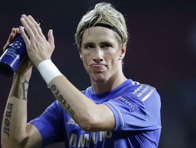 Chelsea merekrut Fernando Torres usai tampil gemilang bersama Liverpool. Meski penampilannya bisa dibilang tak sukses, ia dinobatkan sebagi pesepakbola keempat yang paling laku di planet ini oleh pakar pemasaran olahraga Repucom (via BBC) pada tahun 2014. (AFP/Daniel Sannum Lauten)