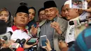 Ketua Dewan Kehormatan Partai Amanat Nasional (PAN) Amien Rais (tengah) usai menjalani pemeriksaan di Polda Metro Jaya, Jakarta, Rabu (10/10). Amien mengaku dicecar 30 pertanyaan dari penyidik. (Liputan6.com/JohanTallo)