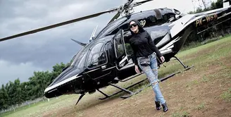 Penyanyi Syahrini dikenal dengan kehidupannya yang glamour. Tampil dengan barang-barang merek terkenal. Bahkan, ia juga sering menggunakan pesawat jet untuk mendukung kesibukannya. (Instagram/princessyahrini)