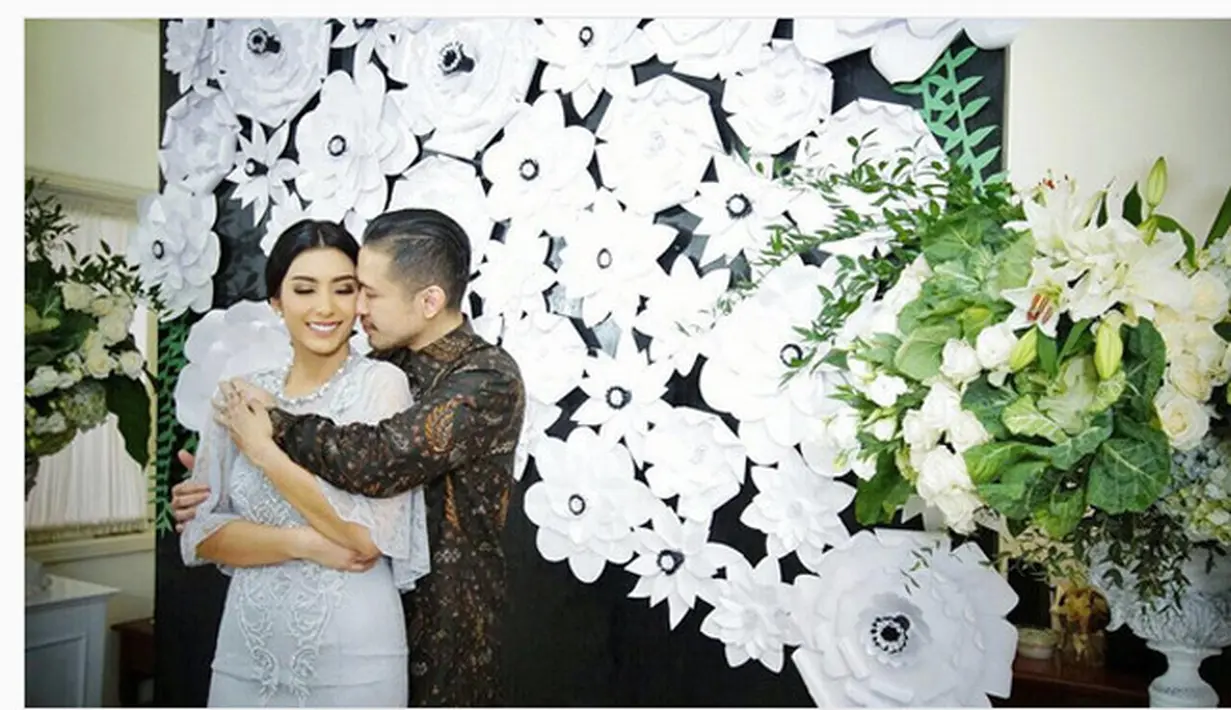 Bintang film Air Terjun Pengantin, Tyas tampak cantik dengan gaun yang dikenakan. Begitu juga dengan Raiden yang menggenakan baju batik panjang tampak gagah. (Instagram/tyasmirasih)