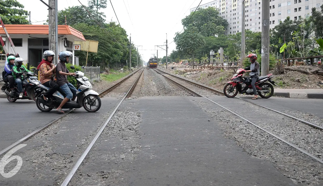 Pengendara motor melintasi perlintasan sebidang Duren Kalibata, Jakarta, Selasa (13/9). Dirjen Kementerian Perhubungan (Kemenhub) usulkan Pemprov DKI Jakarta untuk menutup 19 perlintasan sebidang di wilayah DKI Jakarta. (Liputan6.com/Yoppy Renato)