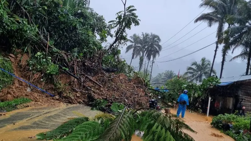 Longsor di wilayah Sitinjau Lauik Kelurahan Indarung, Kecamatan Lubuk Kilangan Kota Padang, Sabtu (20/8/2022)