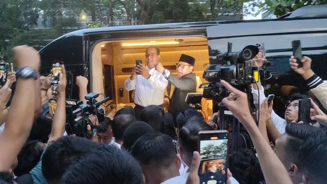 Capres dan Cawapres nomor urut 01 Anies Baswedan-Muhaimin Iskandar (AMIN) menyapa para pendukung yang menamakan diri 'Anak Abah' di Kafe One3, Senayan, Jakarta Pusat, Minggu (4/2/2024) jelang menuju lokasi debat capres.