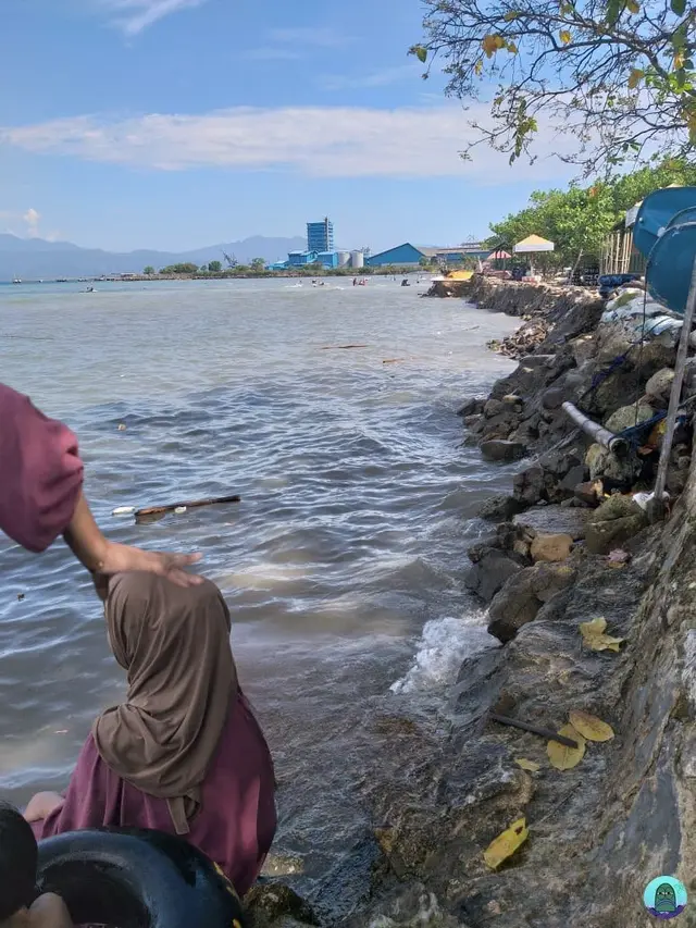 Wanita Ini Minta Foto Tangannya Diedit Pindah Depan, 8 Hasilnya Bikin Enggak Habis Pikir