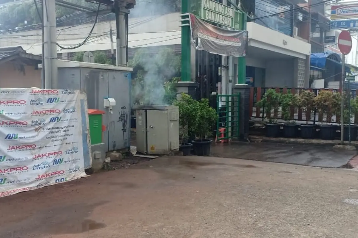 Gardu listrik di Jalan Fatmawati, Jakarta Selatan terbakar.
