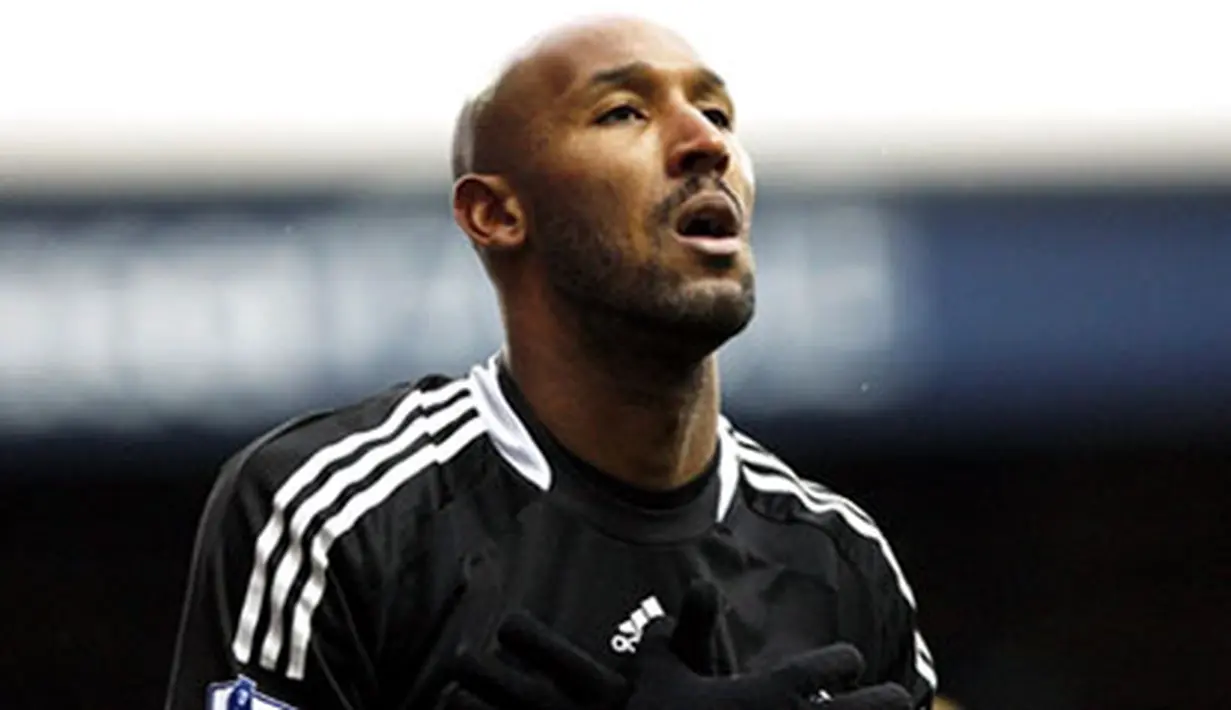 Chelsea's French forward Nicolas Anelka (R) celebrates scoring his second goal against Blackburn Rovers during their EPL football match at Ewood Park, Blackburn, on November 09, 2008. Chelsea won 0-2. AFP PHOTO/PAUL ELLIS