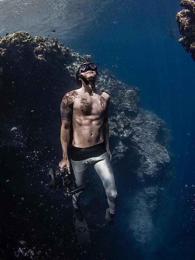 Potret Dikta Freediving di Pulau Menjangan, Menikmati Pemandangan di Bawah Laut. (Sumber: Instagram/dikta)