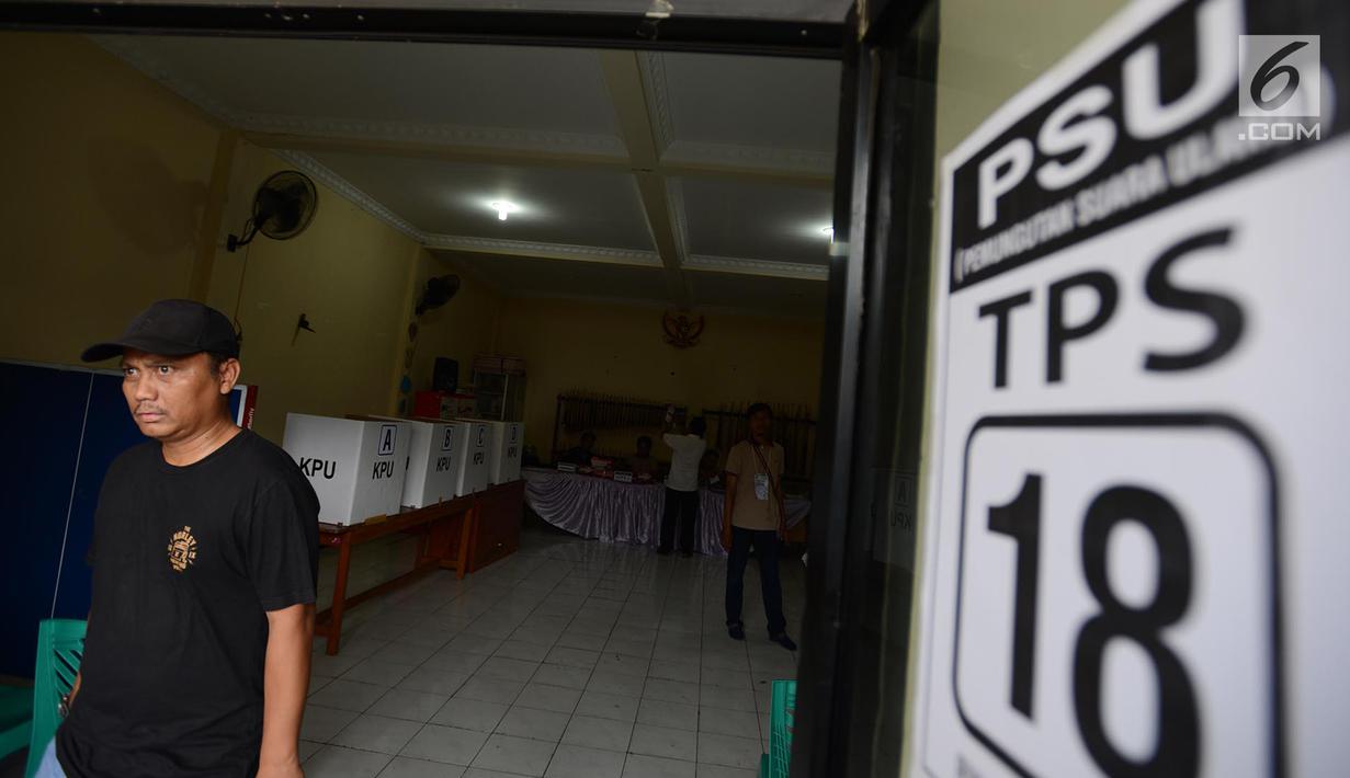 Suasana pencoblosan surat suara Pemilu 2019 saat pemungutan suara ulang (PSU) di TPS 18 Malakasari, Duren Sawit, Jakarta Timur, Sabtu (27/4). Pelaksanaan PSU di 8 TPS wilayah Jaktim karena banyaknya pemilih yang menggunakan e-KTP tanpa memiliki A5 saat hari pencoblosan. (merdeka.com/Imam Buhori)