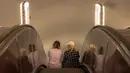 Para perempuan duduk di eskalator saat mereka berlindung di stasiun metro Teatralna selama alarm serangan udara di ibu kota Ukraina, Kyiv, pada 26 Juli 2023, di tengah invasi Rusia ke Ukraina. (Roman PILIPEY / AFP)