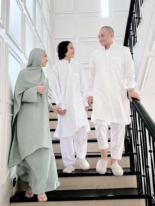 Bunga Citra Lestari tampil dengan one set warna hijau mint. Lebaran tahun ini pun menjadi yang pertama merayakan bersama Tiko yang kini menjadi suaminya. [@itsmebcl]