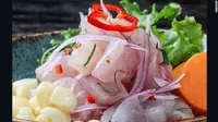 Salad ala Peru dengan irisan ikan mentah yang segar dan sayuran (Sumber. Cnn.com)