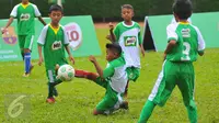 Sejumlah siswa SD melakukan pertandingan sepak bola di ajang Milo Football Championship 2017 di Jakarta, Sabtu (18/2). (Liputan6.com/Angga Yuniar)