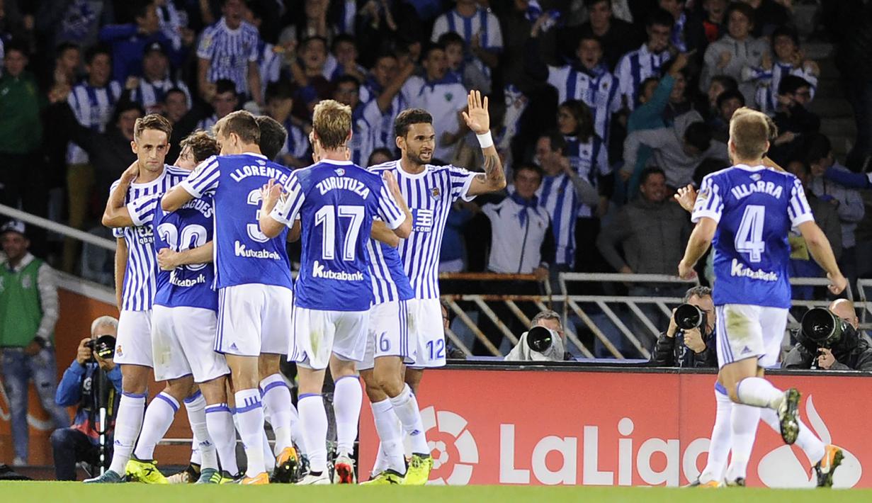 Para pemain Real Sociedad merayakan yang dicetak oleh Kévin Rodrigues ke gawang Real Madrid pada laga La Liga di Stadion Anoeta, Minggu (17/9/2017). Real Madrid menang 3-1 atas Real Sociedad. (AFP/Ander Gillenea)