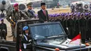 Presiden Joko Widodo menginspeksi pasukan pada perayaan HUT ke-74 TNI di Taxi Way Echo, Lanud Halim Perdanakusuma, Jakarta Timur, Sabtu (5/10/2019). HUT ke-74 TNI diikuti 6.806 personel. (Liputan6.com/JohanTallo)