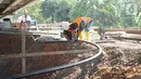 Pekerja menyelesaikan pembangunan Skatepark Pasar Rebo, Jakarta, Sabtu (5/10/2019). Pembangunan Skatepark Pasar Rebo sudah rampung sekitar 60 persen. (Liputan6.com/Immanuel Antonius)