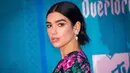 Penyanyi cantik Dua Lipa berpose saat tiba menghadiri MTV Europe Music Awards 2018  di Bilbao, Spanyol (4/11).  Penyanyi asal Inggris tampil cantik dan seksi mengenakan mini dress bermotif bunga di acara tersebut.  (AP Photo/Vianney Le Caer)