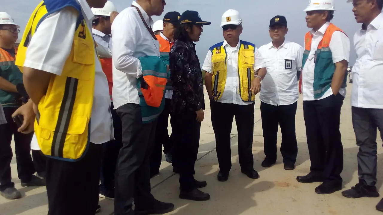 Menteri PUPR Basuki Hadimuljono saat meninjau tol Seksi V di Balikpapan. (Foto: Liputan6.com/Abelda Gunawan)