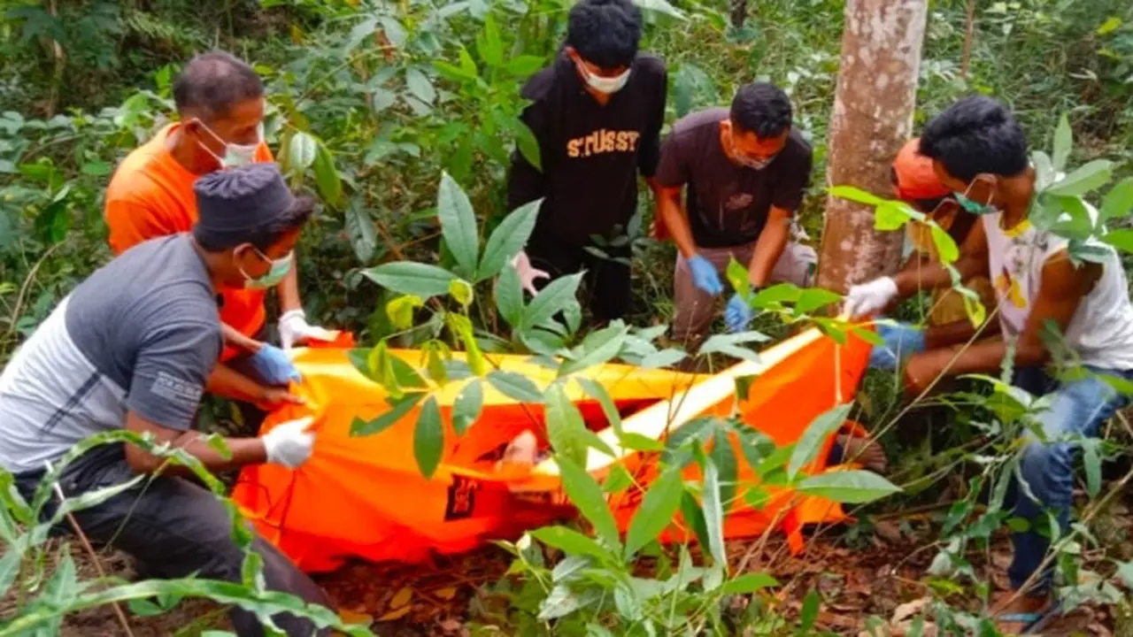Polisi mengevakuasi jenazah korban pembunuhan di kebun karet Kabupaten Indragiri Hulu.