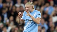 Penyerang Manchester City, Erling Haaland, merayakan golnya dalam pertandingan sepak bola fase grup Liga Champions kontra Napoli di Stadion Etihad, Manchester, Jumat (19/9/2025) dini hari WIB. (Darren Staples / AFP)