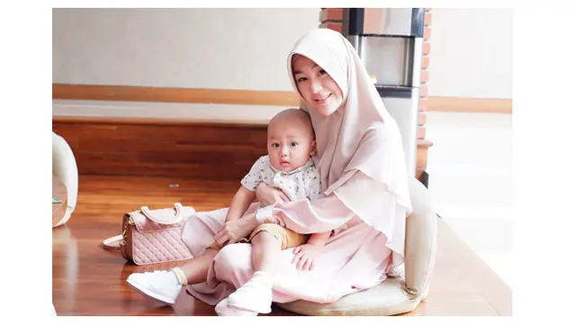 6 Potret Kebersamaan Larissa Chou dan Anaknya yang Bikin Gemas
