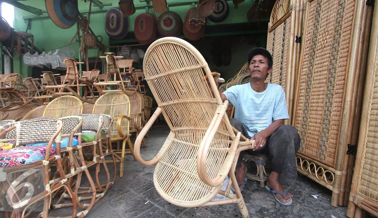 Pekerja rengah saat menguas kursi duduk rotan di Jakarta, Kamis (3/12). Usai pemberlakuan larangan ekspor rotan mentah, Perkumpulan Untuk Peningkatan Usaha Kecil (Pupuk) ingin menstabilkan harga yang kian turun. (Liputan6.com/Angga Yuniar)