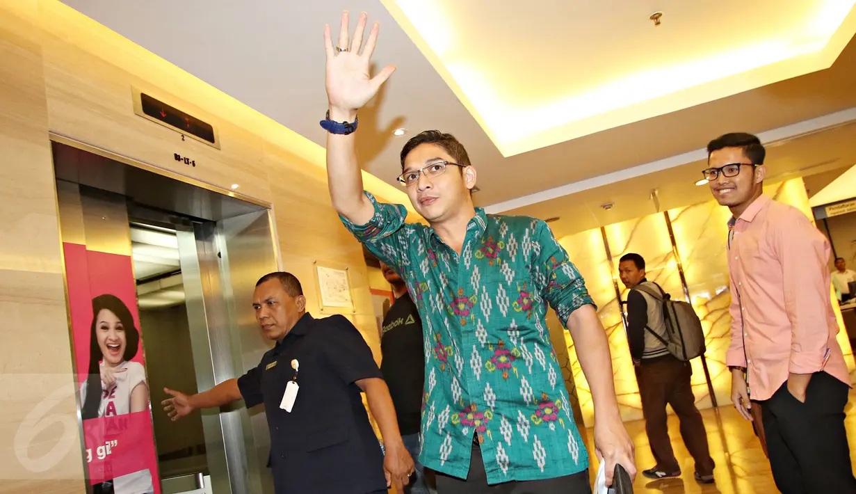Vokalis Grup Band Ungu berjalan di sekitar Gedung RS Pondok Indah, Jakarta, (10/12). Pasha yang datang untuk menjemput Aliyan Akhtar Raja Sulaiman, putranya dengan Adelia batal karena kondisi Aliyan yang belum stabil. (Liputan6.com/Immanuel Antonius)
