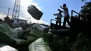 Petugas kepolisian Indonesia bersiap membakar barang bukti sitaan narkotika jenis ganja di Mapolda Banda Aceh pada Senin 6 Oktober 2025. (Chaideer MAHYUDDIN/AFP)