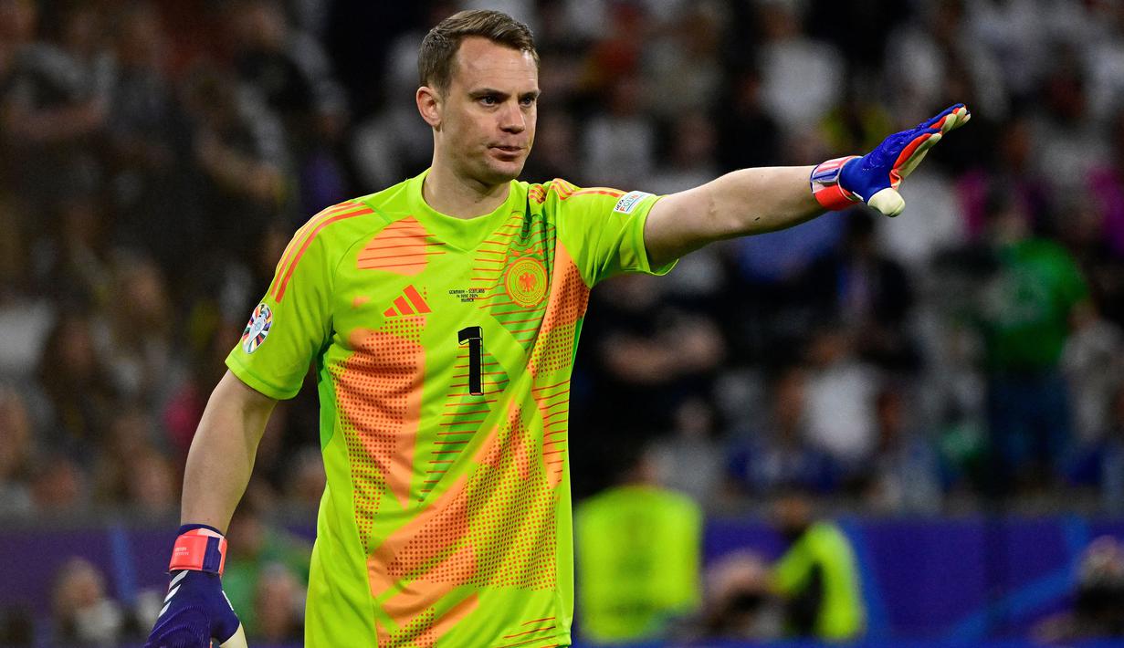 Kiper Timnas Jerman yang baru saja pulih dari cedera, Manuel Neuer total telah tampil dalam 16 laga di ajang Euro dalam 4 edisi, yaitu Euro 2012, Euro 2016, Euro 2020, termasuk Euro 2024 yang tengah berlangsung dengan torehan 5 kali clean sheets dan kebobolan 17 gol. Ia hanya butuh dua laga lagi untuk mematahkan rekor Gianluigi Buffon yang tampil dalam 17 laga. Prestasi terbaiknya adalah dua kali lolos hingga babak semifinal, yaitu pada edisi 2012 dan 2016. (AFP/Tobias Schwarz)
