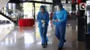 Petugas terlihat di lobi Hotel Pakons Prime yang akan ditempati sementara oleh tenaga medis  di Tangerang, Kamis (7/5/2020). Pemerintah Kota (Pemkot) Tangerang menyiapkan hotel tersebut untuk memfasiltasi tenaga medis penanganan Covid-19 di wilayah Tangerang. (Liputan6.com/Angga Yuniar)