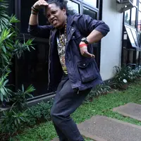 Film 'Comic 8: Casino Kings Part 2' mencapai satu juta lebih penonton selama seminggu penanyangan. Selain artis senior yang terlibat, film itu juga banyak pemain dari komika, salah satunya Arie Kriting. (Nurwahyunan/Bintang.com)