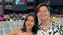 Momen Angga dan Shenina nonton konser Harry Styles di Singapura. Pamer senyum bahagia karena nonton konser Harry Styles bareng, tak sedikit netizen yang juga turut bahagia melihat kebersamaan Angga dan Shenina. Pasangan ini selaras dengan busana warna monokrom, Angga dan Shenina jadi makin serasi karena kalung yang dikenakannya juga kembar. (Liputan6.com/IG/@angga)