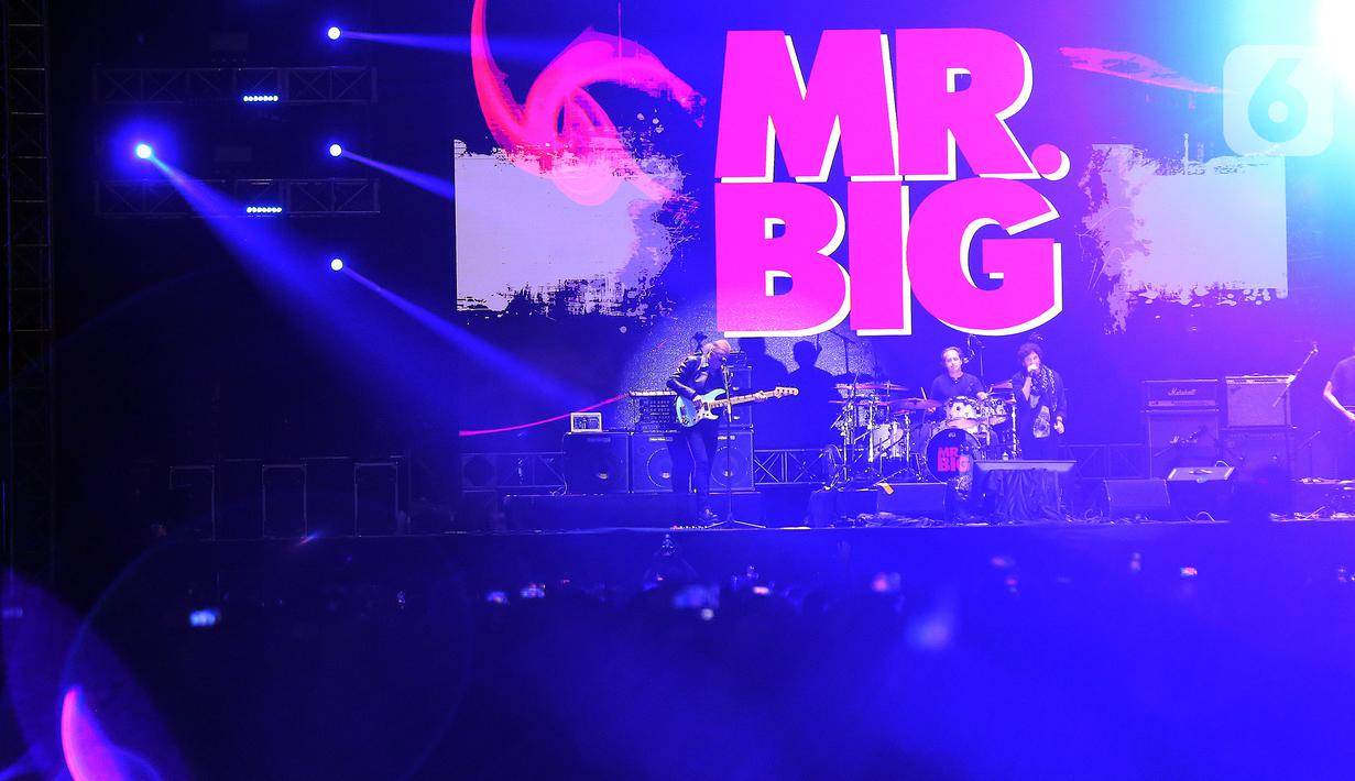 Meski emosional, panggung The 90's Festival tetap membara ketika Mr. Big membawakan Addicted to That Rush sebagai pembuka. Lagu ini langsung membakar semangat penonton sehingga begitu menggelora. (Liputan6.com/Johan Tallo)
