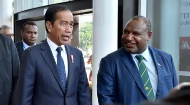 Presiden Indonesia Joko Widodo atau Jokowi (kiri) disambut oleh Perdana Menteri Papua Nugini James Marape (kanan) di APEC Haus menjelang pertemuan bilateral di Port Moresby, Papua Nugini, Rabu (5/7/2023). Setibanya di Port Moresby, Presiden Jokowi disambut langsung oleh PM Papua Nugini James Marape. (ANDREW KUTAN/AFP)