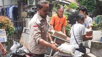 Dinsos Kota Tangerang menyalurkan bantuan logistik kepada warga yang rumahnya roboh. (Liputan6.com/Pramita Tristiawati).