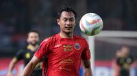 Pemain Persija Jakarta, Hansamu Yama Pranata berusaha mengontrol bola saat laga lanjutan BRI Liga 1 2023/2024 antara Persija Jakarta melawan Barito Putera di Stadion Patriot Candrabhaga, Bekasi, Sabtu (07/10/2023). (Bola.com/Bagaskara Lazuardi)