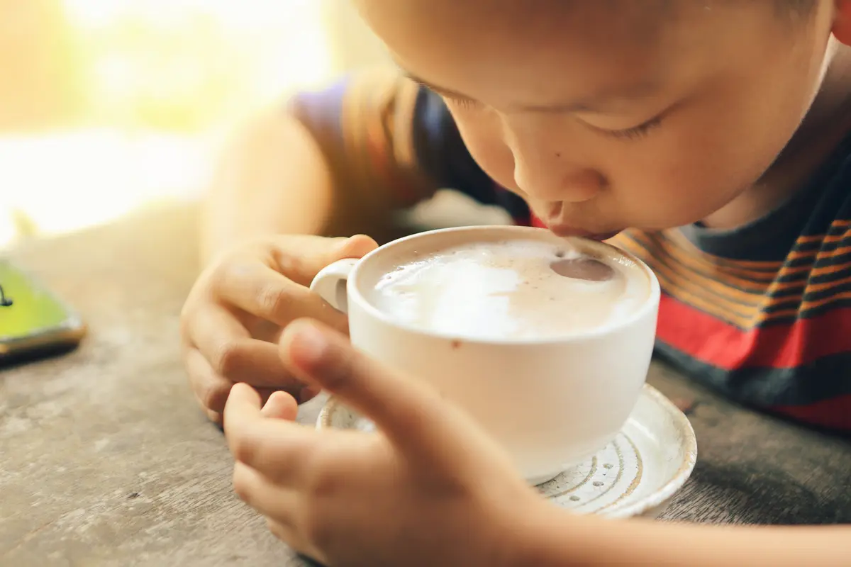 anak minum kopi