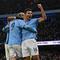 Gelandang Manchester City, Rodri (kanan) merayakan dengan penyerang Erling Haaland setelah mencetak gol ke gawang Aston Villa selama pertandingan lanjutan Liga Premier Inggris di Stadion Etihad di Manchester, barat laut Inggris (13/2/2023). Kemenangan ini membuat Man City menempel Arsenal yang ada di puncak klasemen. (AFP/Paul Ellis)