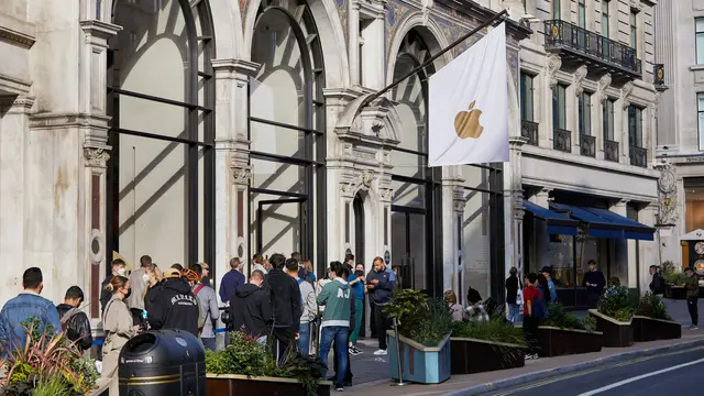 Penjualan perdana iPhone 13