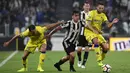 Penyerang Juventus, Paulo Dybala, berusaha melewati kepungan pemain Chievo pada laga Serie A Italia di Stadion Allianz, Turin, Sabtu (9/9/2017). Juventus menang 3-0 atas Chievo. (AFP/Miguel Medina)