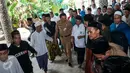 Gubernur DKI Jakarta Basuki T Purnama tiba di makam Habib Hasan Al Haddad, Koja, Jakarta Utara, Selasa (14/2). Penataan lahan pemakaman tersebut untuk pengembangan wisata religi lengkap dengan masjid dan pusat kuliner. (Liputan6.com/Gempur M Surya)