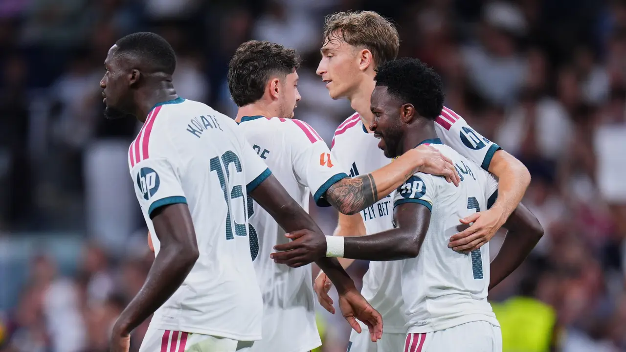 Para pemain Real Madrid merayakan gol