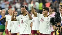 Gelandang Spanyol, Rodri (16), dan bek Pau Cubarsi (22), berselebrasi setelah kemenangan atas Prancis pada semifinal Piala Dunia 2026 di Dallas Stadium, Rabu (15/7/2026) dini hari WIB. (Paul Ellis/AFP)