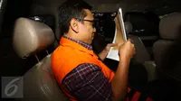 Tersangka dugaan suap uji materiil Undang-Undang Peternakan dan Kesehatan, Kamaludin saat berada di mobil yang menjemputnya usai menjalani pemeriksaan di gedung KPK, Jakarta, Kamis  (2/2). (Liputan6.com/Helmi Afandi) 