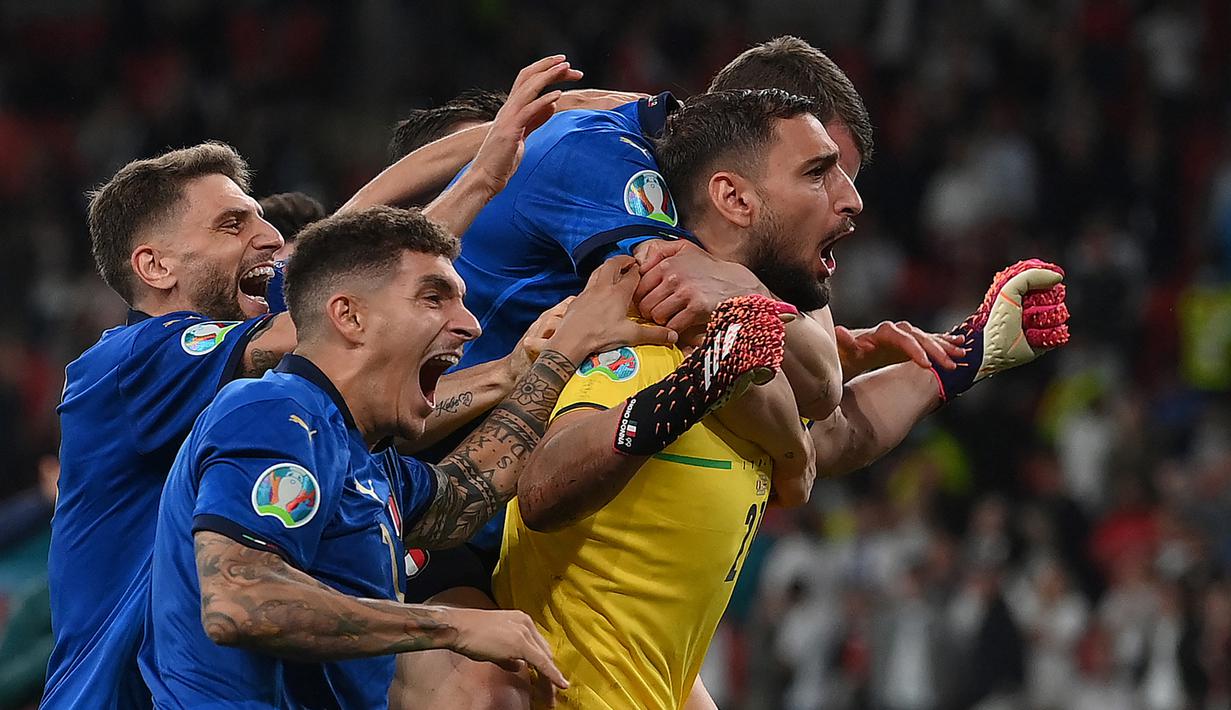 Yashin Trophy 2021 diraih Gianluigi Donnarumma usai penampilan apiknya bersama AC Milan dan Timnas Italia sepanjang tahun 2021. AC Milan dibawanya menjadi runner-up Liga Italia musim 2020/2021 dan Italia menjadi jawara Euro 2020. (AFP/Pool/Laurence Griffiths)