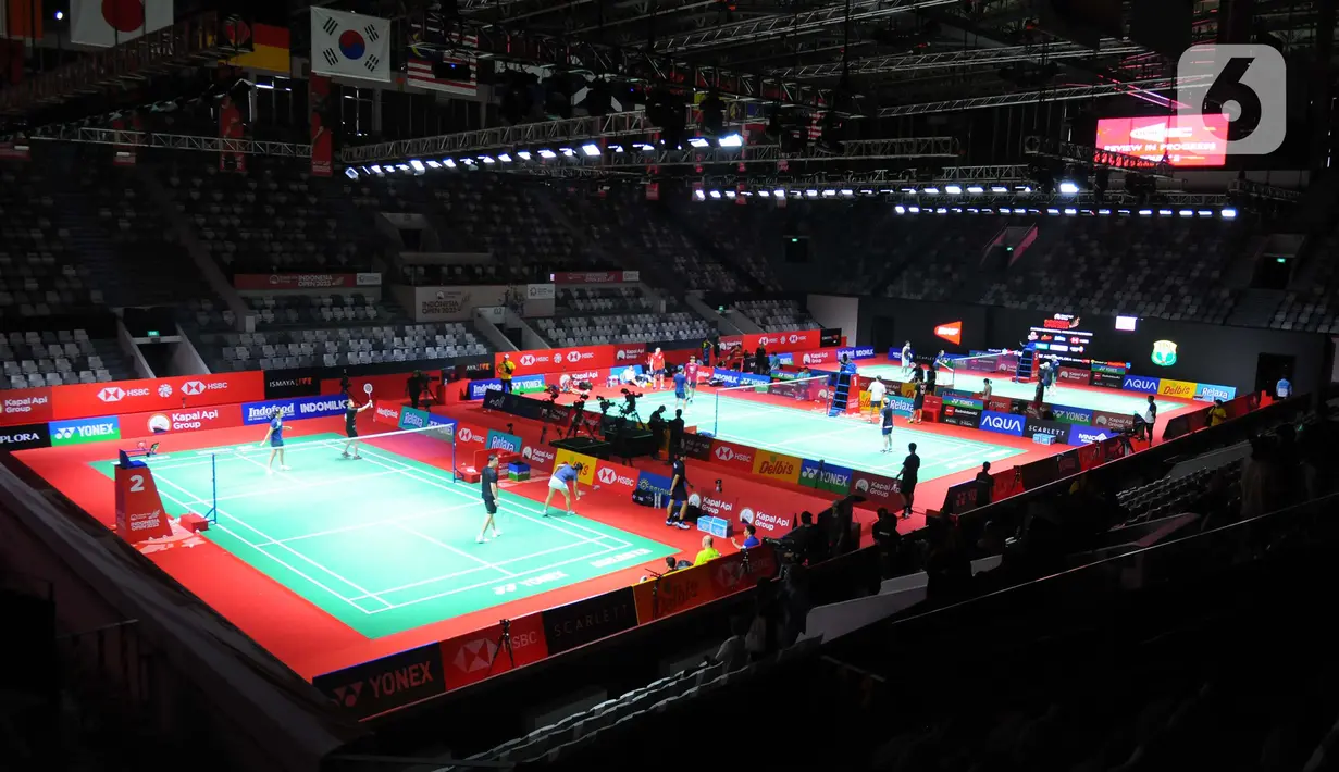 Suasana sesi latihan atlet bulu tangkis pada turnamen Indonesia Open 2023 di gedung Istora Senayan, Jakarta, Senin (12/6/2023). (merdeka.com/imam buhori)