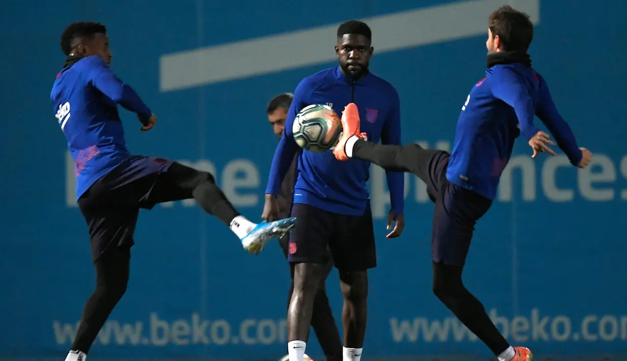 Pemain Barcelona Nelson Semedo (kiri), Samuel Umtiti (tengah) dan Sergi Roberto mengikuti sesi latihan tim di Joan Gamper Sports City di Sant Joan Despi (17/12/2019). Barcelona akan bertanding melawan Real Madrid dalam laga El Clasico di Camp Nou. (AFP/Lluis Gene)